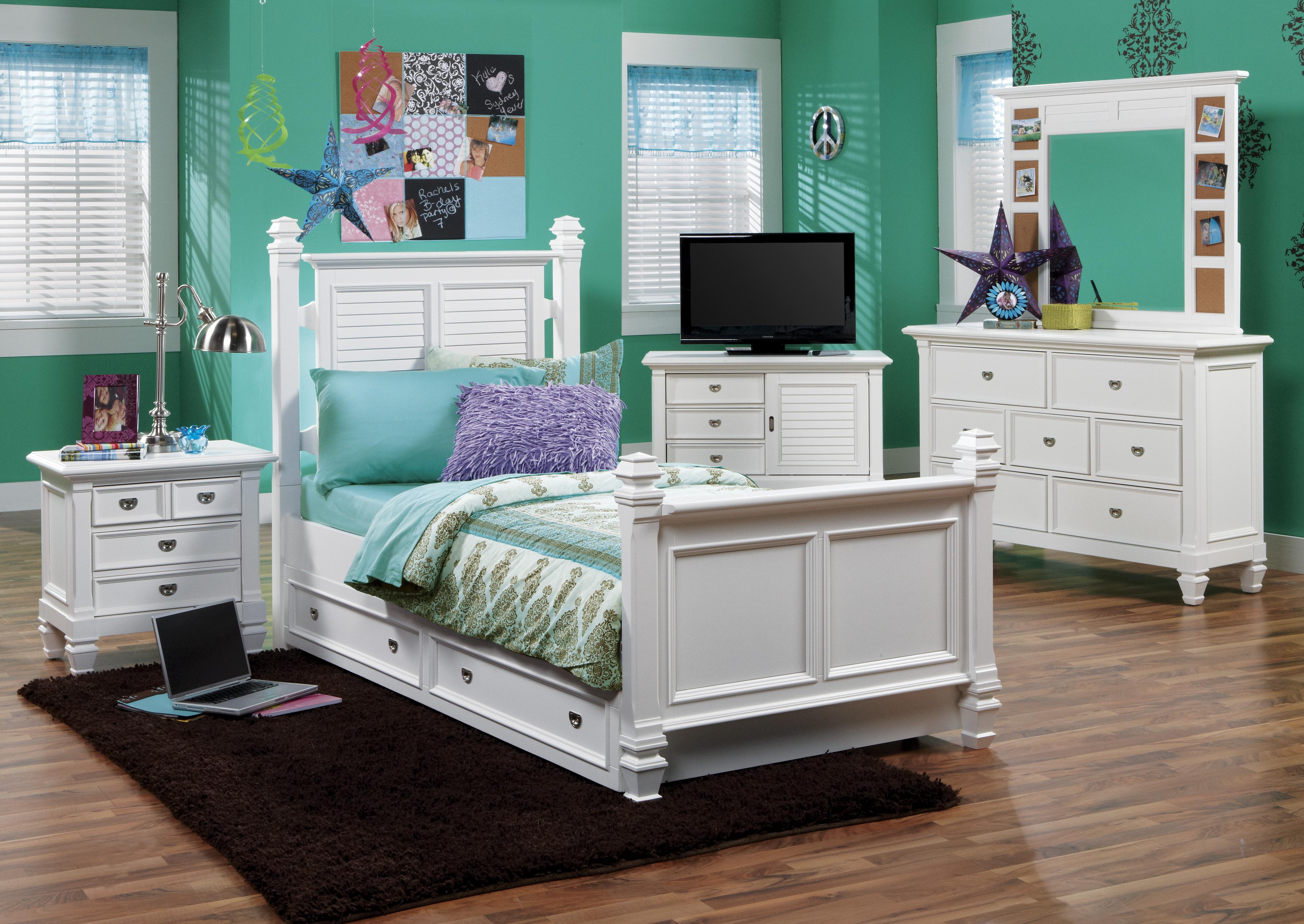 Holland House Belmar Youth Twin Poster Bed with Louvre Panel Detail