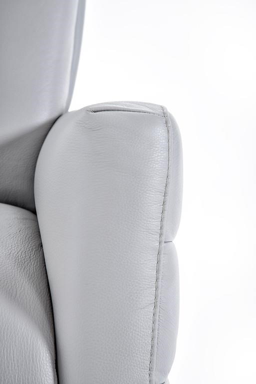 Natuzzi Editions B958 B958E44 Power High Leg Recliner with Metal Base