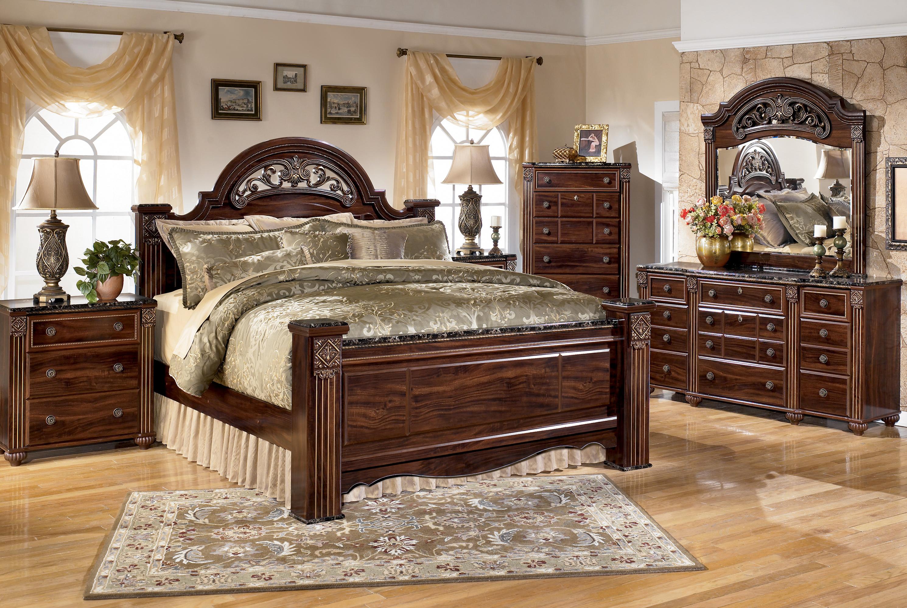 Signature Design by Ashley Gabriela Traditional Queen Poster Bed with