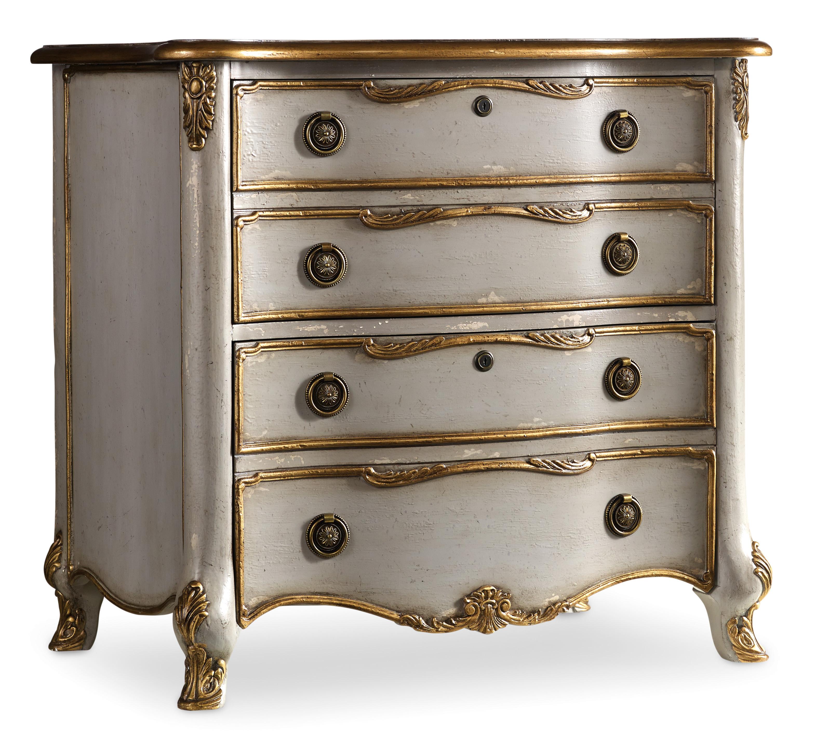 бежевый комод с золотыми ручками