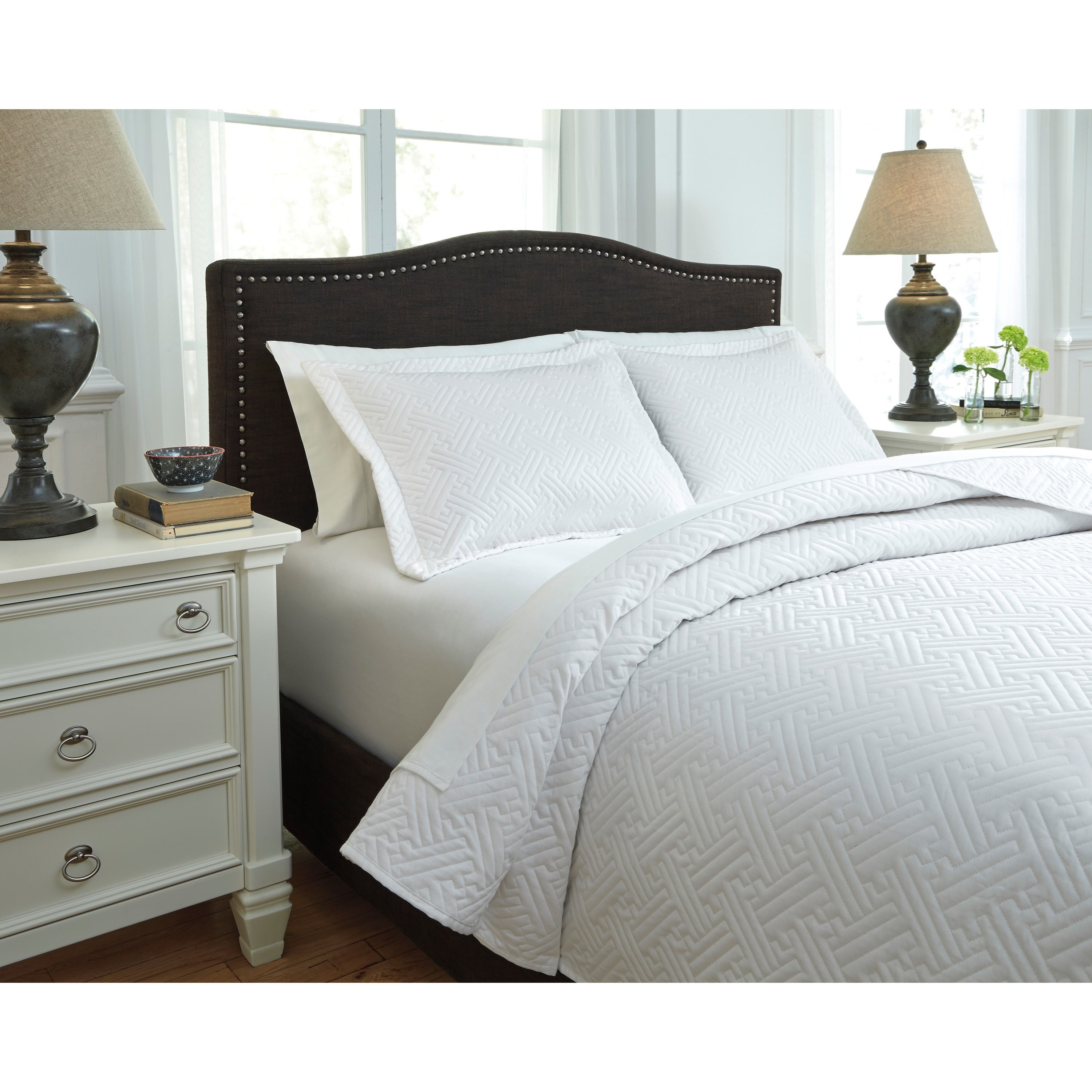 Signature Design by Ashley Bedding Sets Queen Aldis White